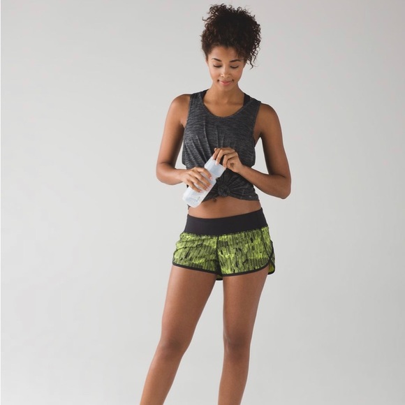 Lululemon Speed Short Down Pour Lime Light / Black size 4 - Picture 3 of 14